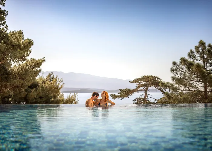 Valamar Carolina & فندق Kampor