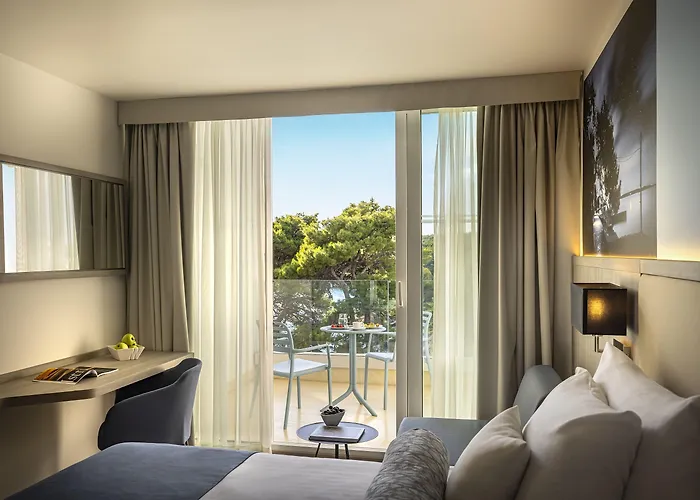 Valamar Carolina & فندق Kampor