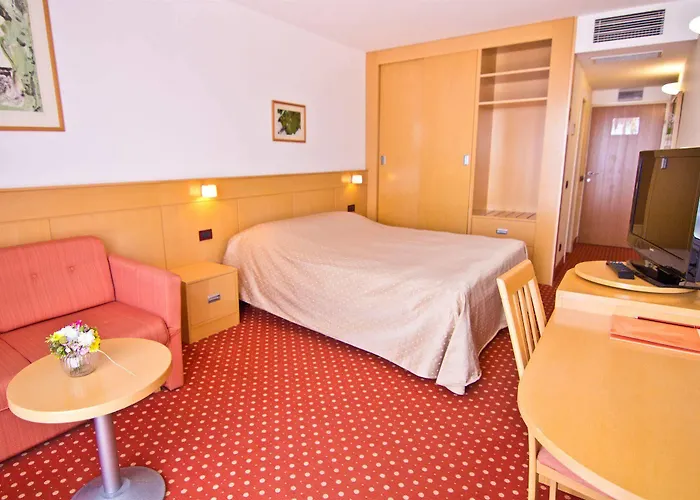 Valamar Carolina & فندق Kampor