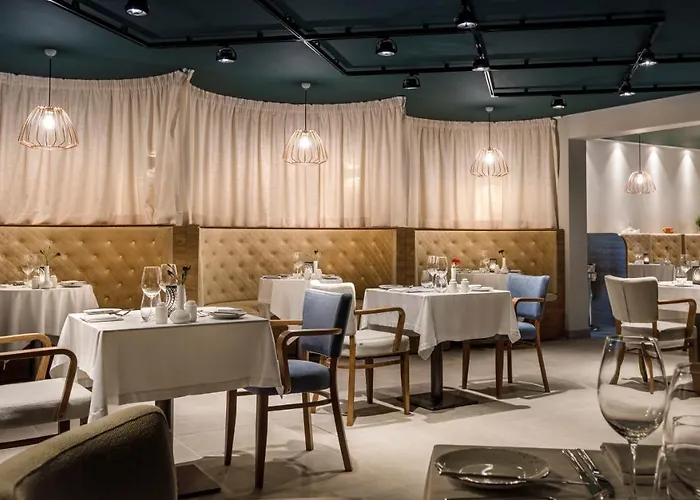 Valamar Carolina & فندق Kampor
